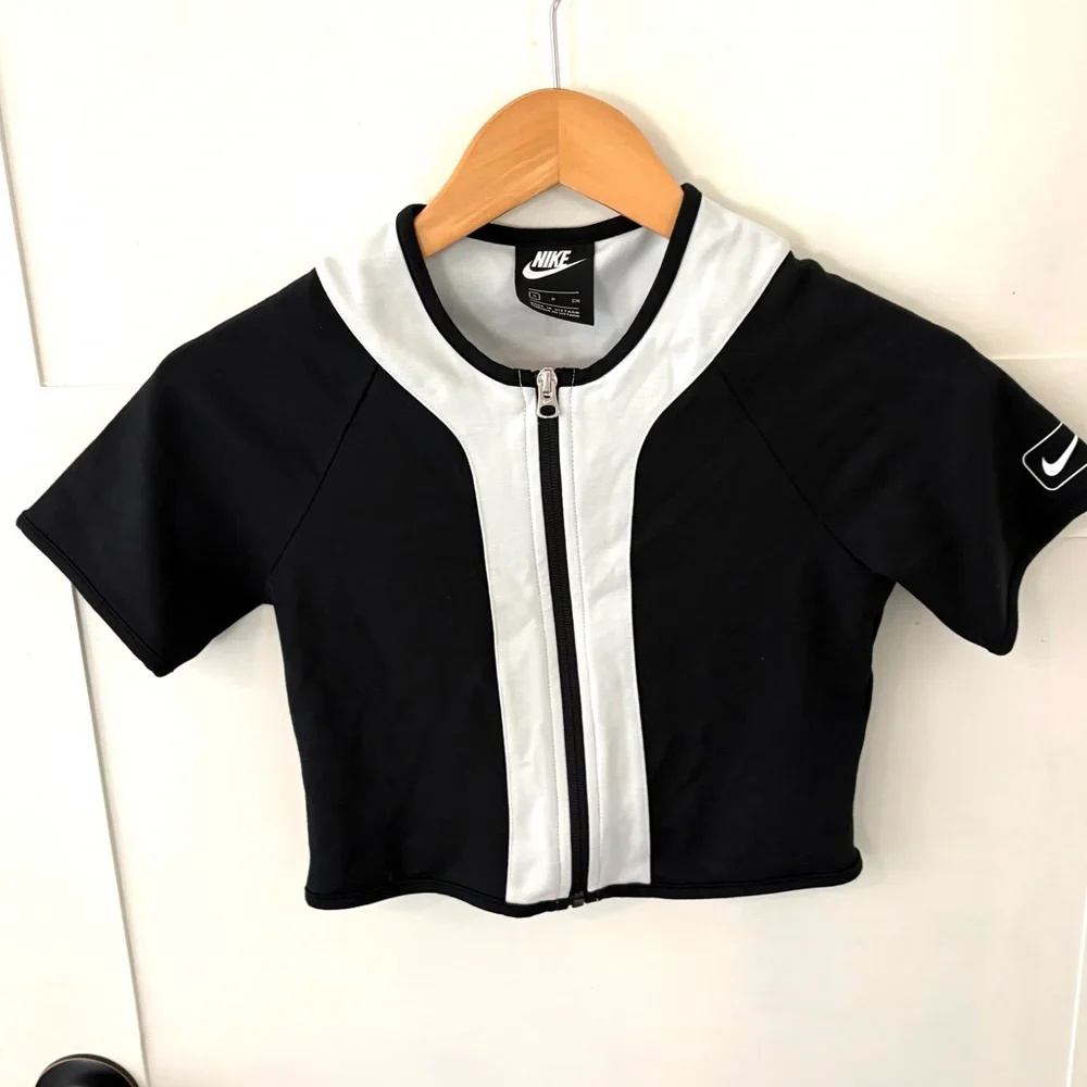 NIKE NSW STREET SHORT SLEEVE TOP. Size Small. - Picture 3 of 9